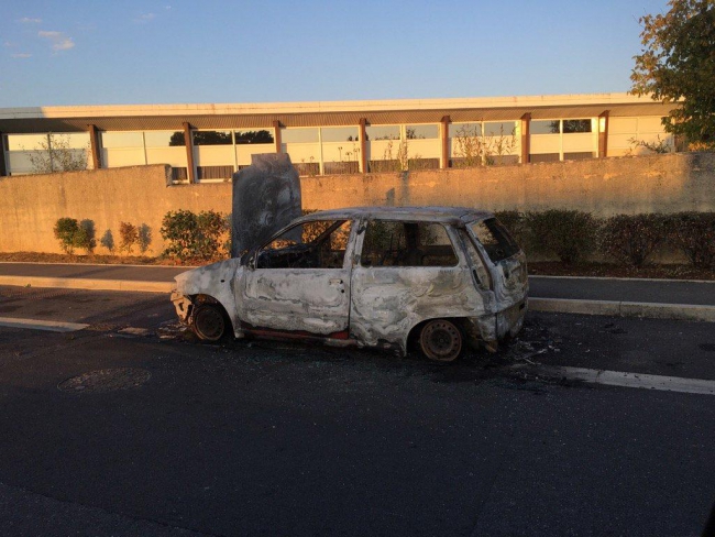 Sedan : un véhicule détruit par les flammes. 