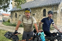 Deux auteurs BD arrivent de Paris au Cabaret Vert à vélo, pour illustrer leur album, La Ride