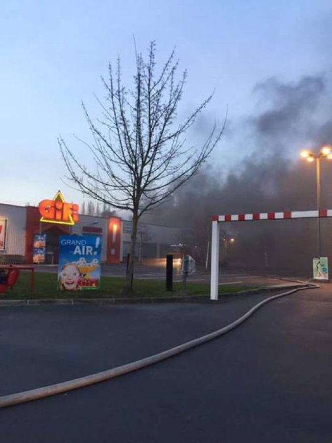 Sedan  : le magasin Chaussea touché par un incendie. 