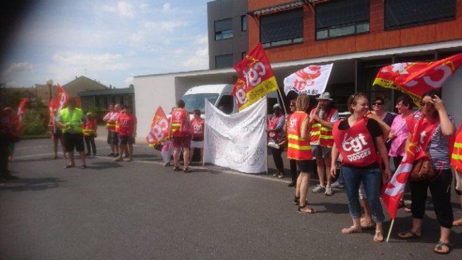 Charleville-Mézières : mobilisation des salariés devant le CRFA.