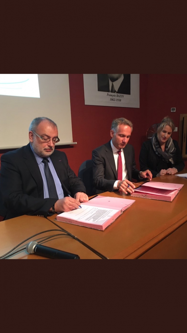 Signature d’une convention de partenariat entre le lycée François Bazin et le projet éolien Mont des Quatre Faux pour favoriser l’emploi local. 