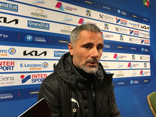 « On a la pelouse la plus pourrie de France » Olivier Saragaglia coach du CS Sedan Ardennes