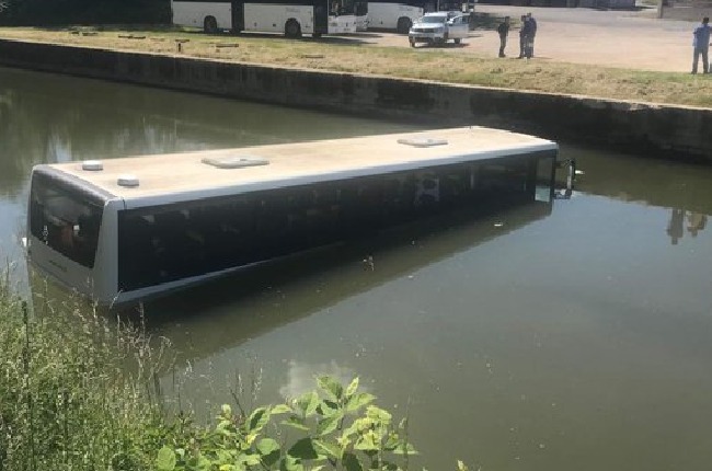 Le Chesne : un bus termine sa course dans le canal 