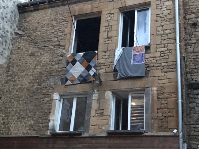 Sedan : un appartement la proie des flammes dans le centre ancien , un blessé 