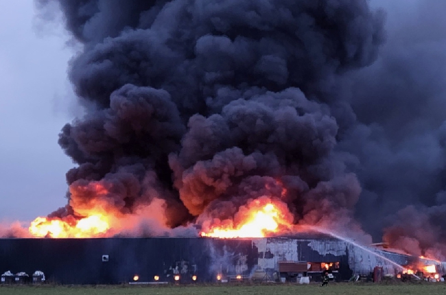 Bazeilles : une entreprise ravagée par les flammes 