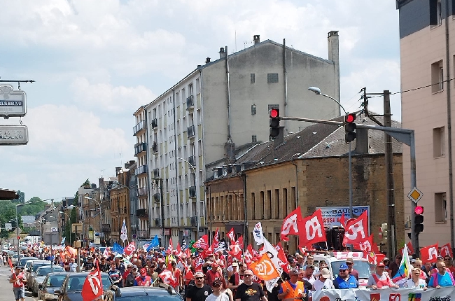 Réforme des Retraites ou Déni de Démocratie : 2500 personnes selon les syndicats  réunies à Charleville-Mézières en opposition aux décisions et « au bâillonnement » du Gouvernement 