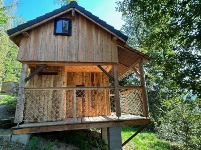 Des cabanes en bois insolites à Tournavaux