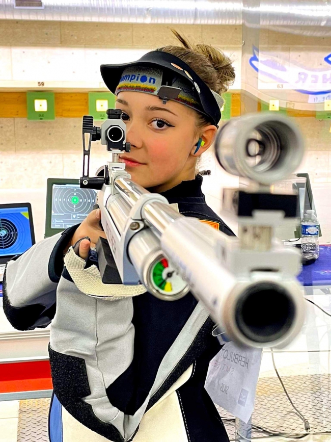 Coupe du monde de tir  :  la Sedanaise Manon Herbulot avec l'équipe de France  au Caire 