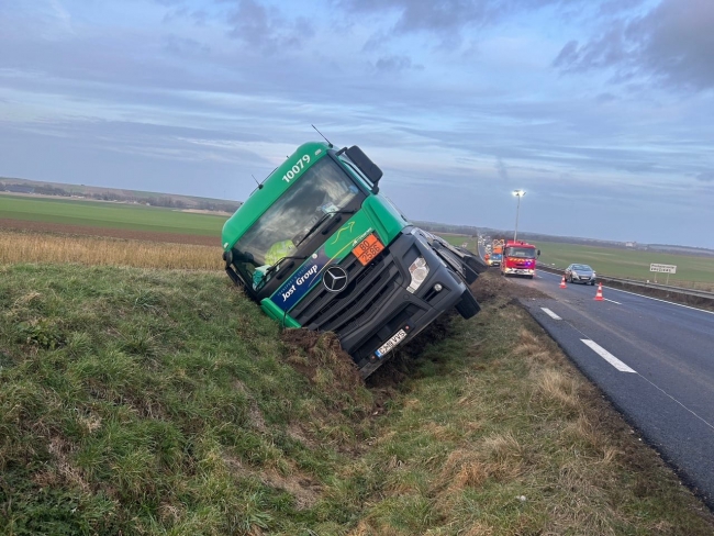 Un camion-citerne contenant de l'acide sulfonique couché sur le flanc en bordure de l'A34