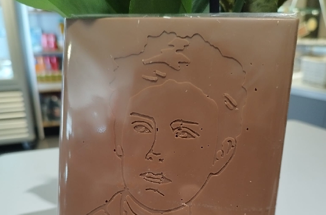 Sangliers chocolatés ou Ardoises Ardennaises pourraient bientôt être boudés au profit du produit phare d’une commerçante Carolomacérienne, la plaque de chocolat à l’effigie d’Arthur Rimbaud