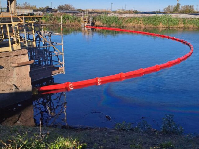 La navigation stoppée ur le Canal des Ardennes à Le Chesne après la découverte d'une nappe de gazole en surface de l'eau