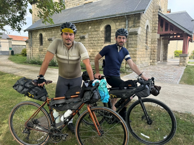 Deux auteurs BD arrivent de Paris au Cabaret Vert à vélo, pour illustrer leur album, La Ride