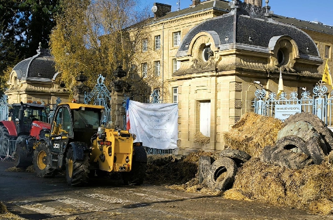 Les agriculteurs délogés par les CRS à la demande du Préfet