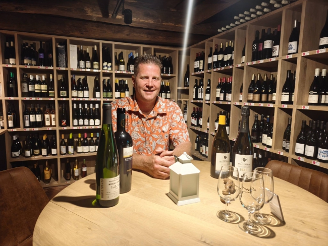 Dégustation de vins, cours d’œnologie : Benjamin Gallot présente sa cave à vins à Corbion